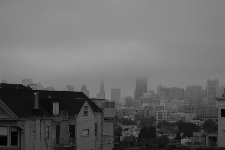 De skyline van San Francisco in de mist